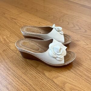 White flower wedge sandals